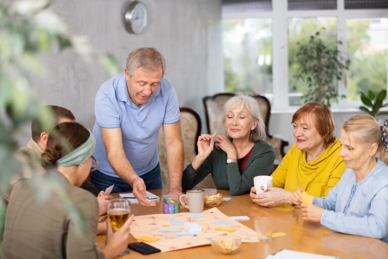 Qué servicios ofrece el Centro de Día del Sur para adultos mayores 24 adultos mayores participando en actividades grupales