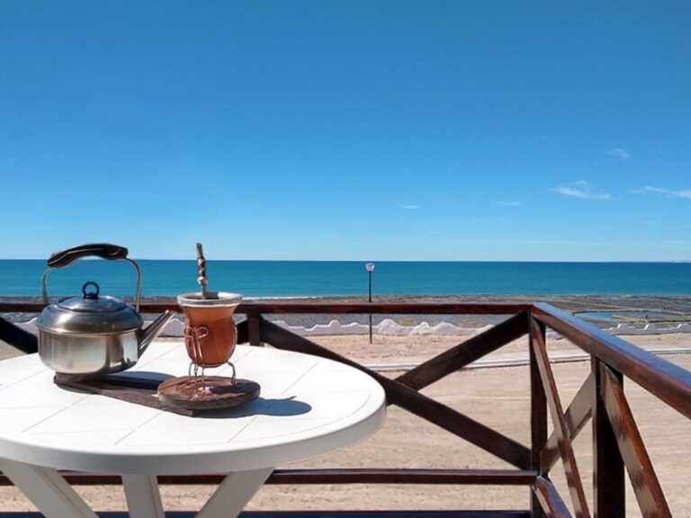 Qué opciones de alojamiento tienen vista al mar en Las Grutas