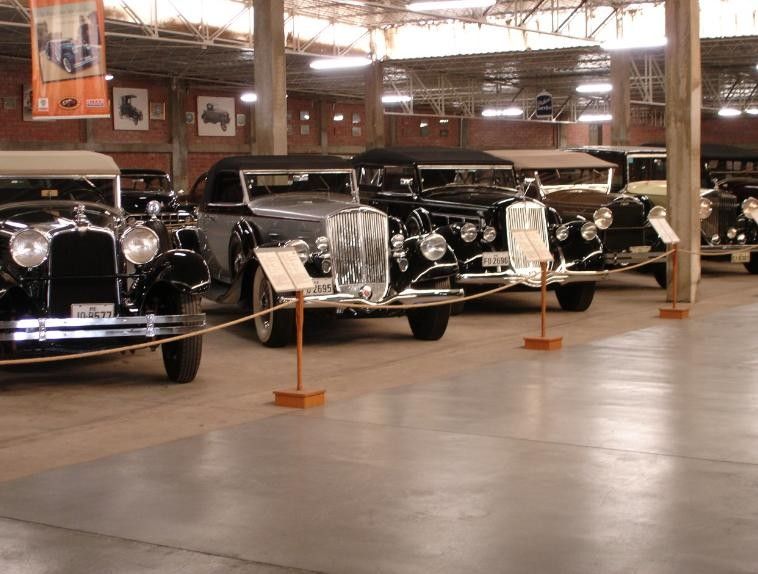 Qué es el museo Lost in the Fifties de autos clásicos 7 autos clasicos en un museo vintage