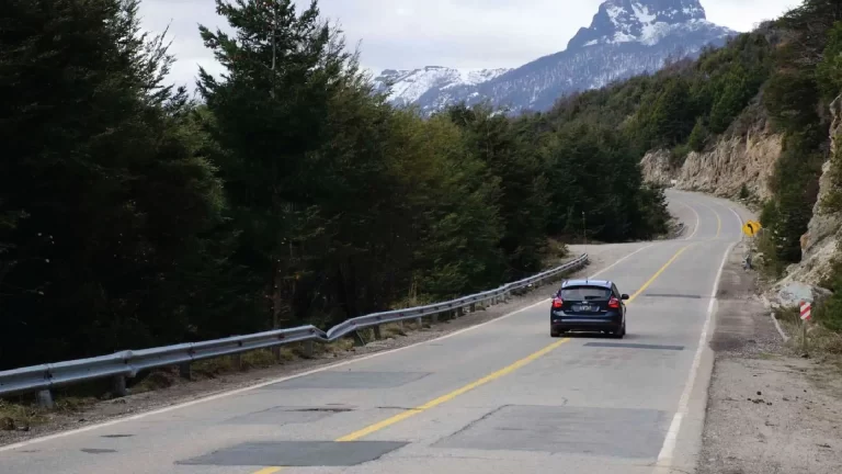 autos en un paisaje montanoso de bariloche