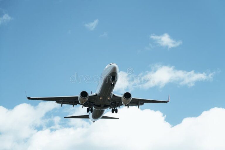 A cuánta velocidad vuela un avión comercial promedio 21 avion comercial despegando en el cielo