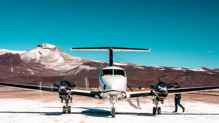 Cuánto cuesta comprar un avión privado en Argentina 8 avion privado sobrevolando paisajes argentinos