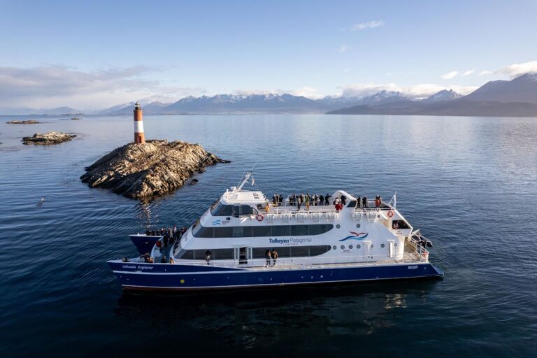 Es posible tomar un barco de Ushuaia a Punta Arenas 25 barco navegando por el canal beagle