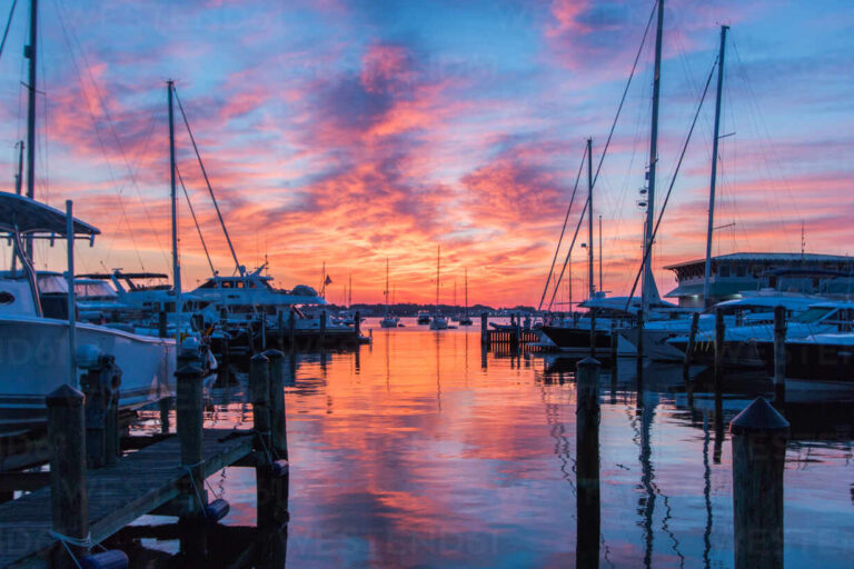Cuáles son los horarios de los puertos durante el fin de semana 28 barcos en un puerto al atardecer