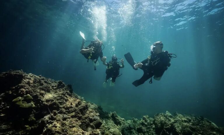 bautismo submarino en aguas cristalinas