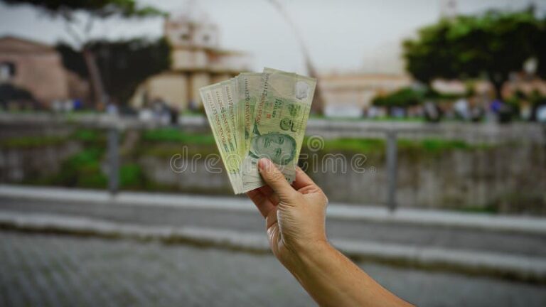 Que sucedió cuando encontraron dinero en Río Gallegos 13 billetes esparcidos en un entorno urbano