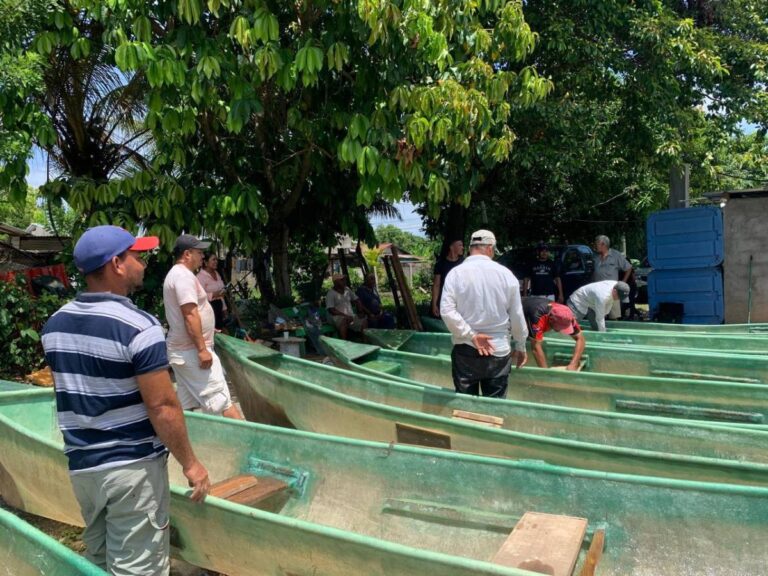 bote de fibra en un paisaje pesquero