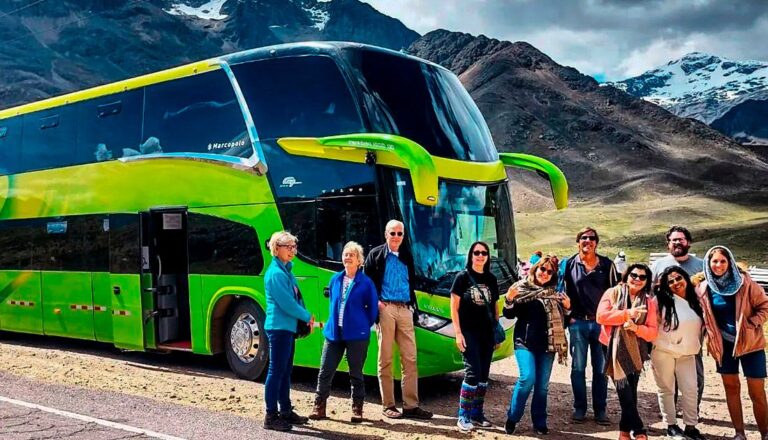 buses turisticos en paisajes andinos