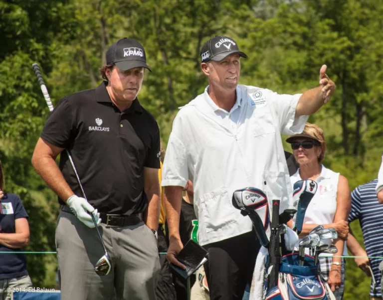 Quién es la persona que lleva los palos de golf en un torneo 5 caddie llevando palos de golf en torneo