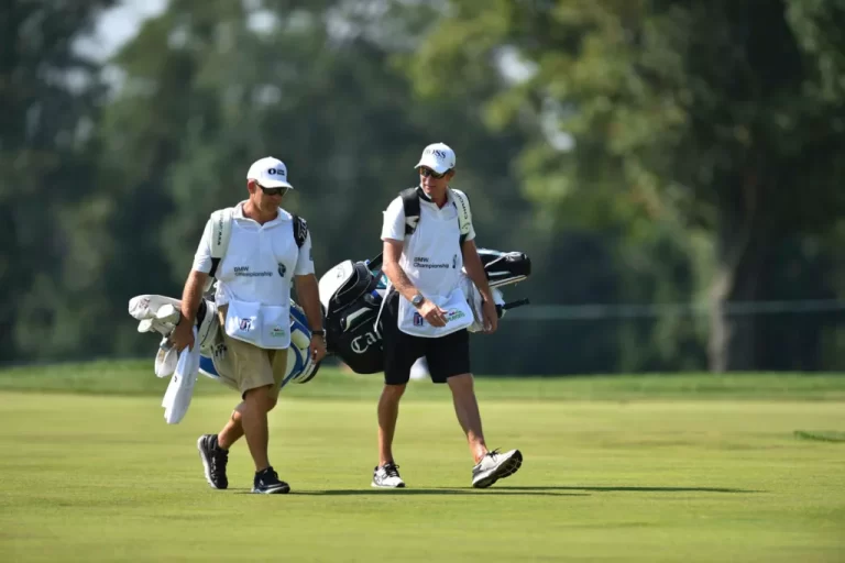 caddy llevando palos de golf en el campo