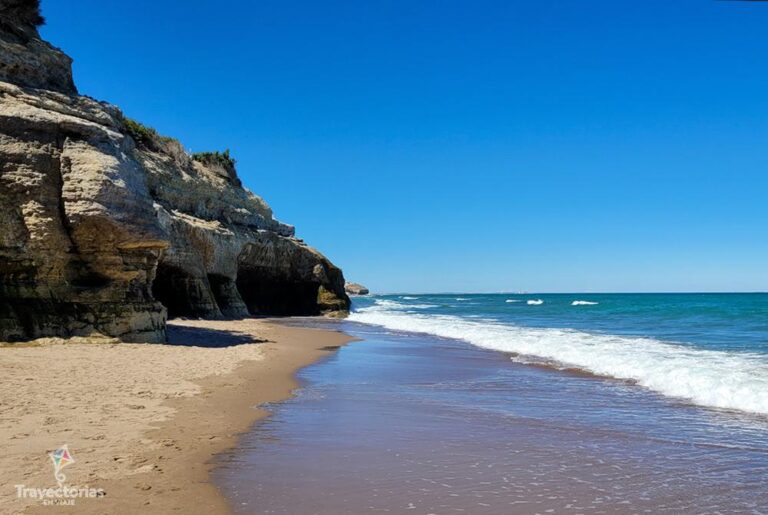 camino hacia la playa las grutas