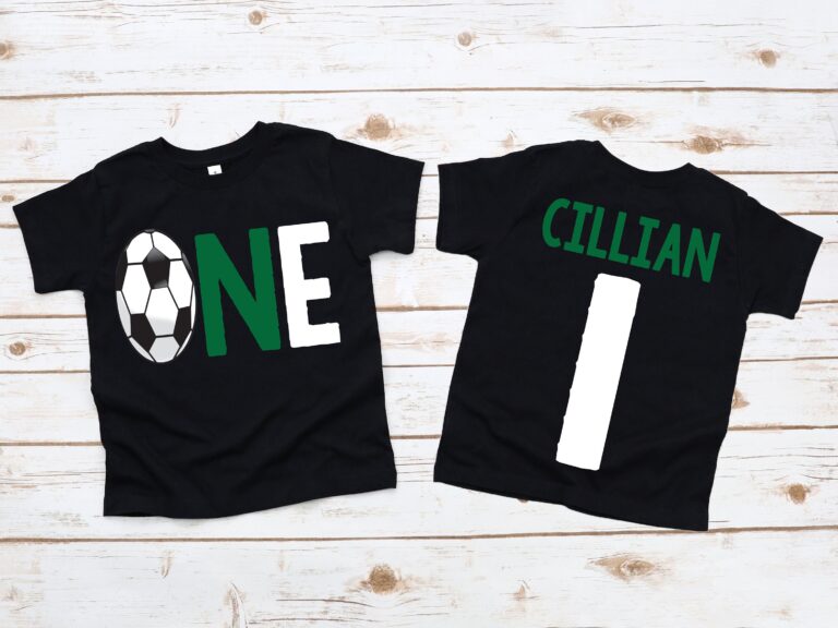 camiseta negra de futbol sobre fondo neutro