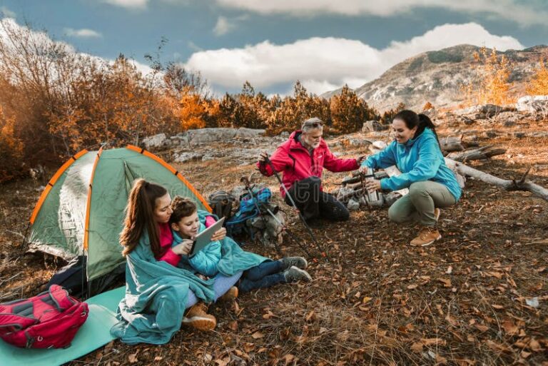 camping en naturaleza con familias felices