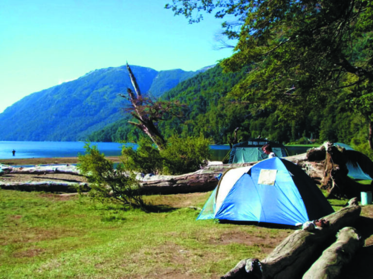 camping junto al lago en bahia lopez