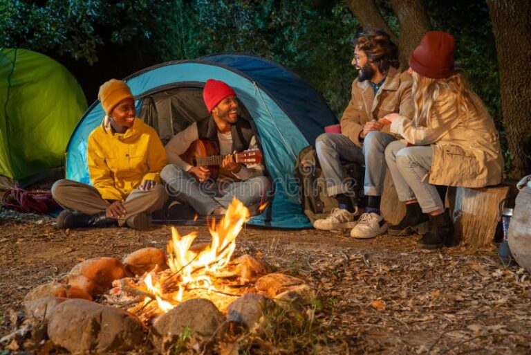 Qué actividades y servicios ofrece el Camping Luz y Fuerza en Santa Fe 27 campistas disfrutando de la naturaleza en grupo