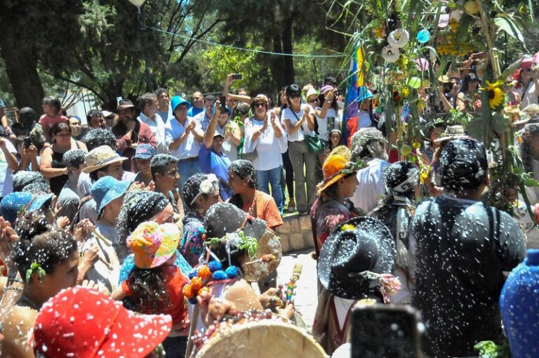 celebracion festiva en pueblo argentino
