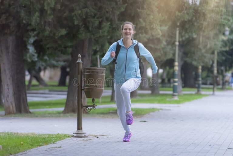 Dónde encontrar chicas con ropa deportiva para inspiración de outfits 27 chica con atuendo deportivo en parque