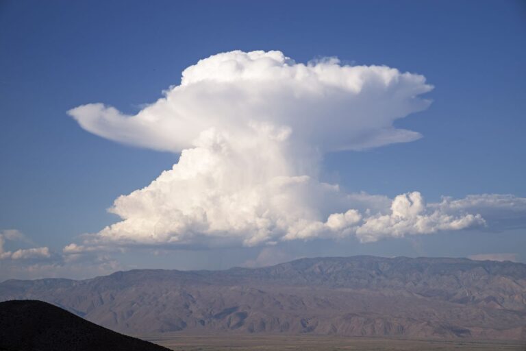 cielo con nubes y topes nubosos visibles