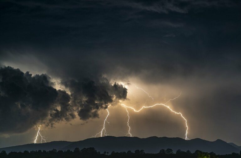 cielo oscuro con nubes de tormenta