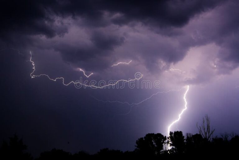 cielo oscuro con relampagos y tormentas
