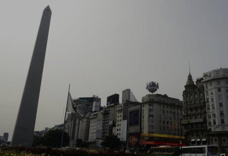 ciudad de buenos aires con cielo nublado