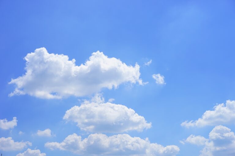 Mañana hará calor o frío en mi ciudad Descubre el pronóstico 13 clima soleado y nubes en el cielo