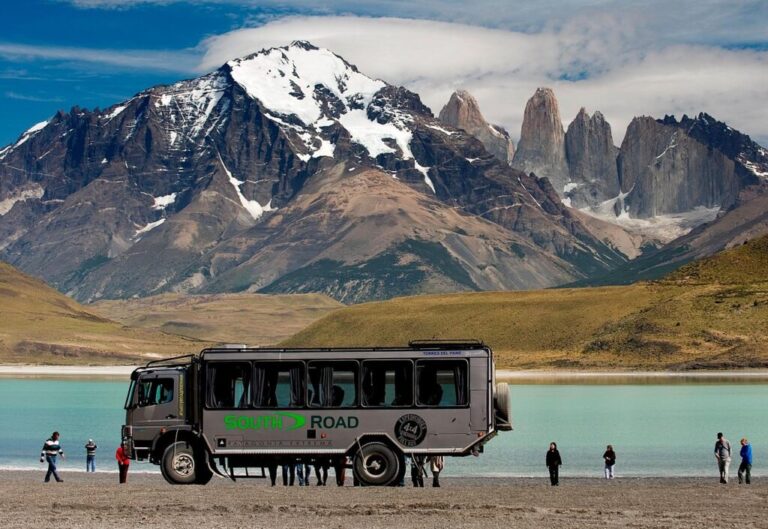 Cómo llegar a Los Antiguos, Santa Cruz, en colectivo 5 colectivo viajando por un paisaje patagonico
