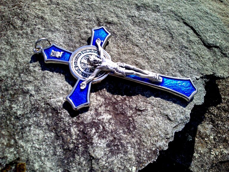 cruz de plata grande sobre fondo neutro