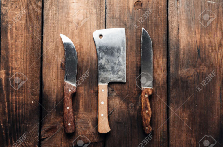 Qué características definen a un cuchillo y su uso adecuado 3 diversos cuchillos sobre una tabla de madera