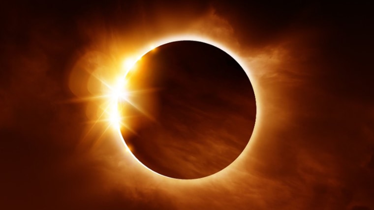 eclipse solar en el cielo despejado