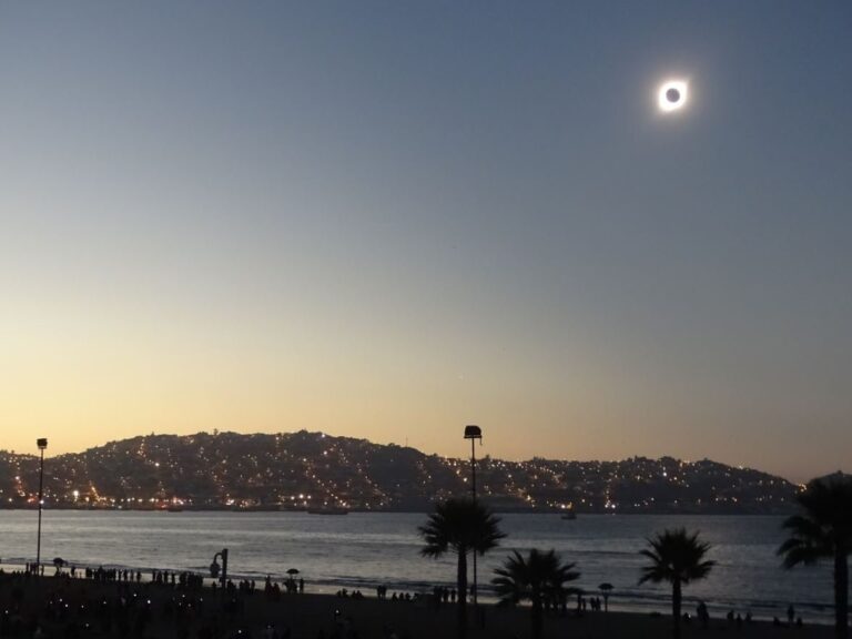 eclipse solar sobre el paisaje argentino