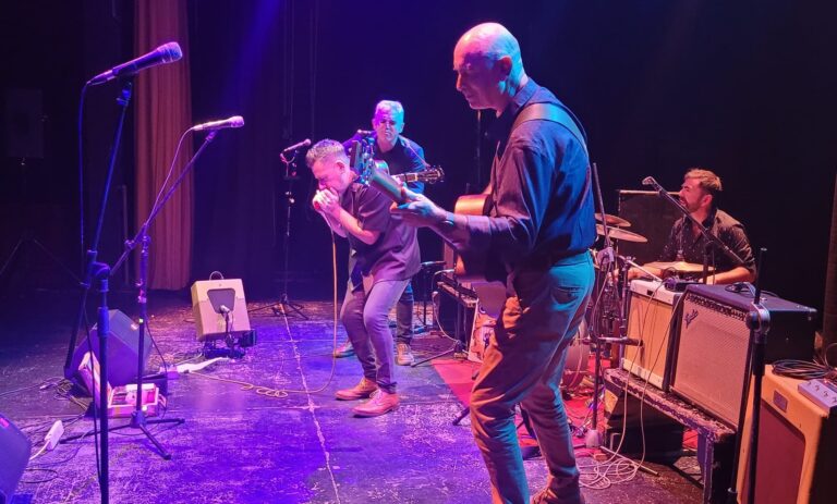 Qué propuestas musicales y actividades ofrece FM del Lago Esquel