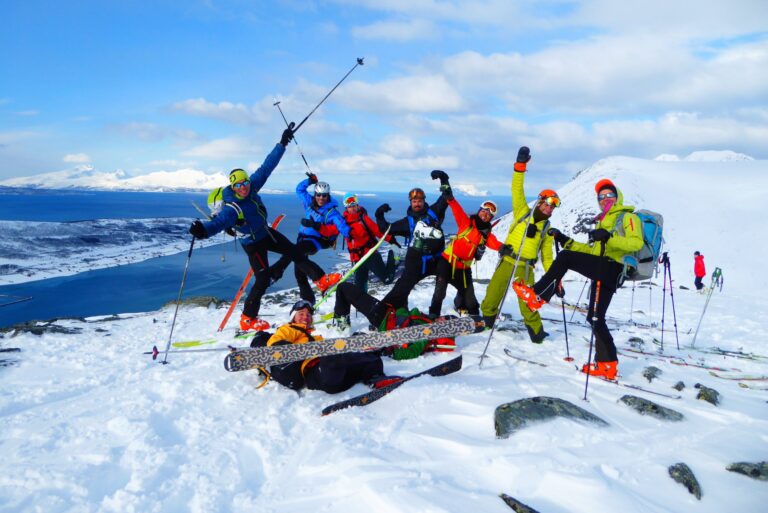 Qué actividades ofrece el Club de Esquí Las Leñas para los visitantes 10 esquiadores disfrutando en las montanas nevadas 1