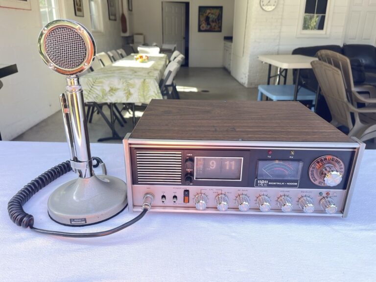 Qué programación ofrece la Radio Nacional Bahía Blanca 2 estacion de radio vintage con microfono