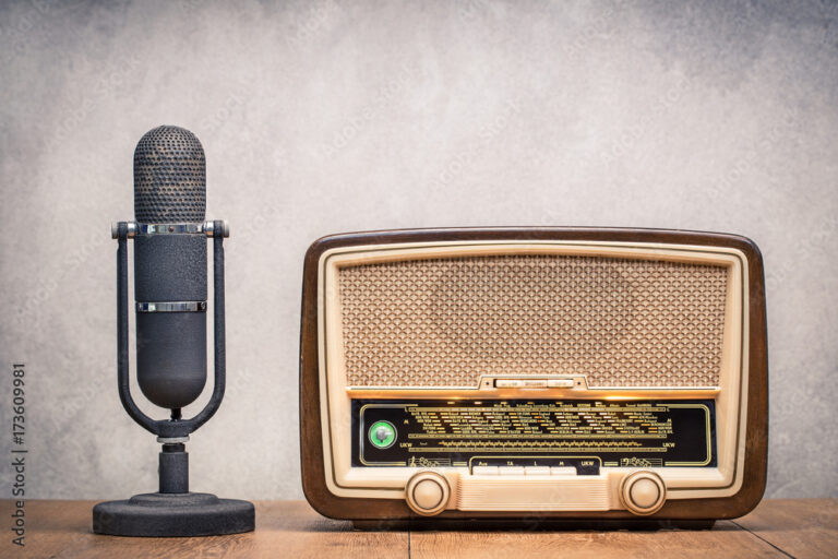 Cuáles son los programas destacados de Radio Nacional Río Mayo 26 estudio de radio vintage y microfono clasico