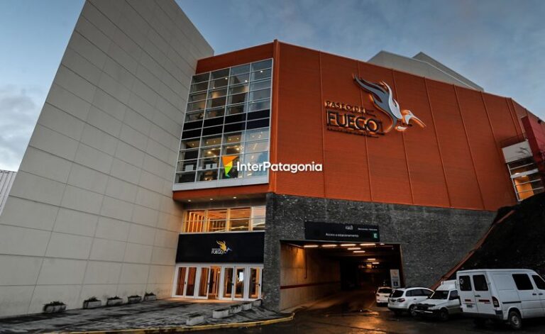 Qué tiendas y servicios ofrece el Paseo del Fuego Shopping Center 6 exterior del paseo del fuego shopping center