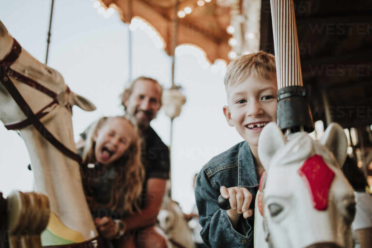 Cómo llegar de Buenos Aires a Mundo Marino y qué actividades hay 17 familia disfrutando en parque de atracciones