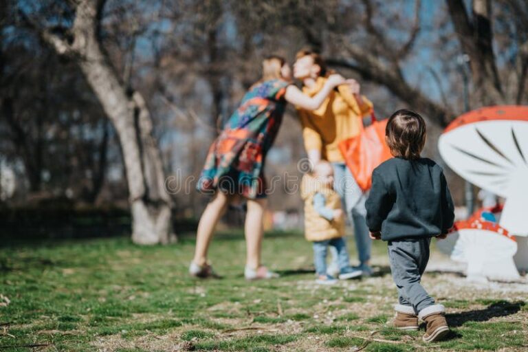 familias disfrutando al aire libre en parque
