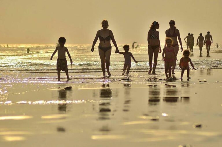 Qué actividades se pueden disfrutar en las playas de Pehuen Co 20 familias disfrutando en la playa pehuen co