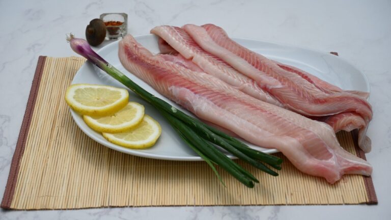 filetes de gatuzo en una parrilla