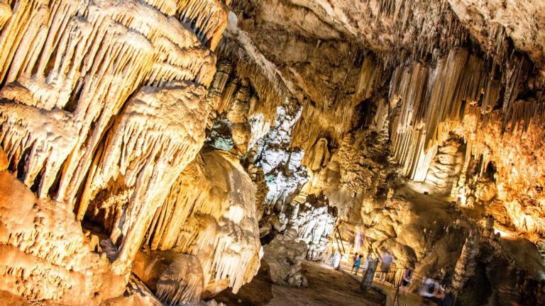 Qué atractivos turísticos ofrecen las Cuevas de Salta, Argentina