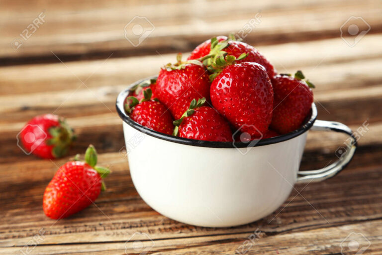 frutillas frescas en un tazon de madera
