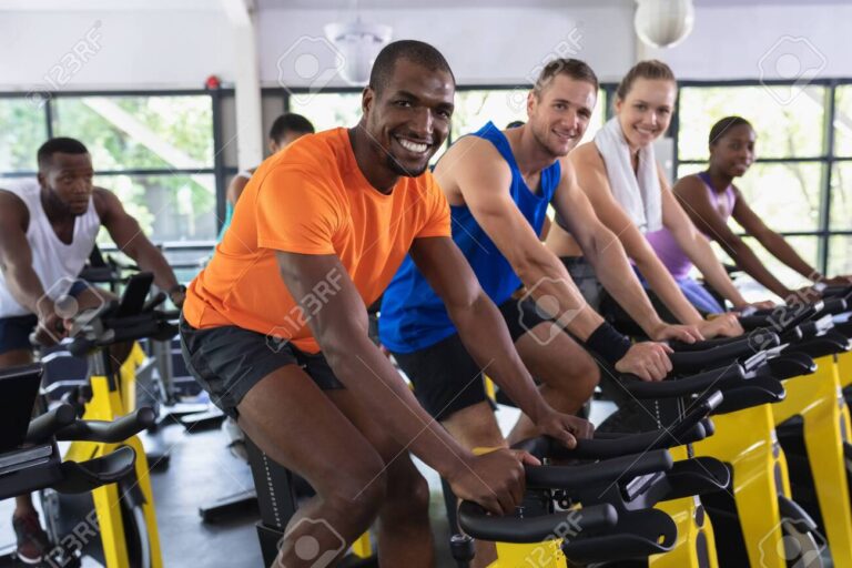 gente entrenando en un gimnasio moderno 1