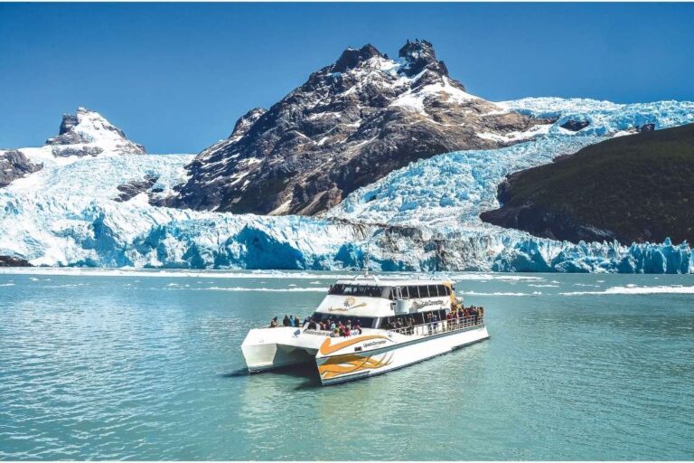 Qué es un safari náutico en el Glaciar Perito Moreno 18 glaciar perito moreno con bote en primer plano