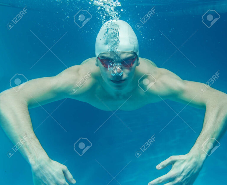 gorro de piscina en accion bajo el agua