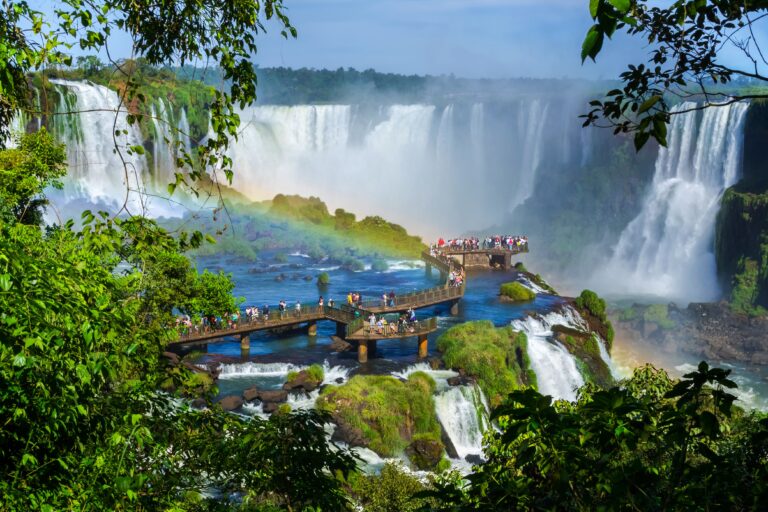 guia turistico en paisaje argentino natural