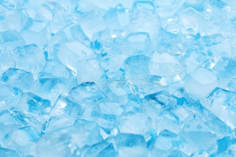 hielo azul sobre fondo natural