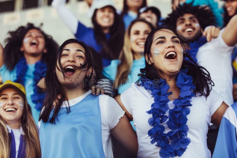 hinchas de argentina animando en un estadio