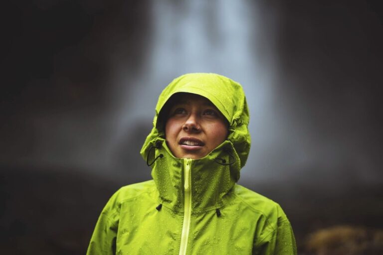 hombre usando campera rompeviento en naturaleza