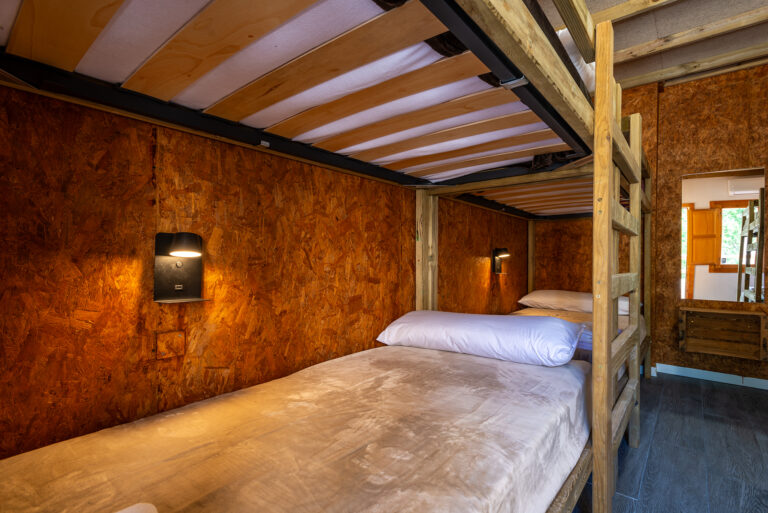 Dónde se encuentra La Casa Chica Hostel y qué servicios ofrece 16 hostel acogedor en entorno natural